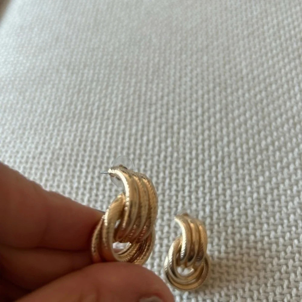 NWB Hoop gold Earrings